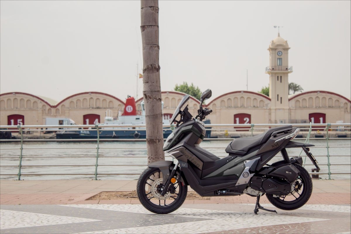 Wottan Sixteen 125: lo scooter spagnolo con ruota da 16" che sfida il traffico urbano